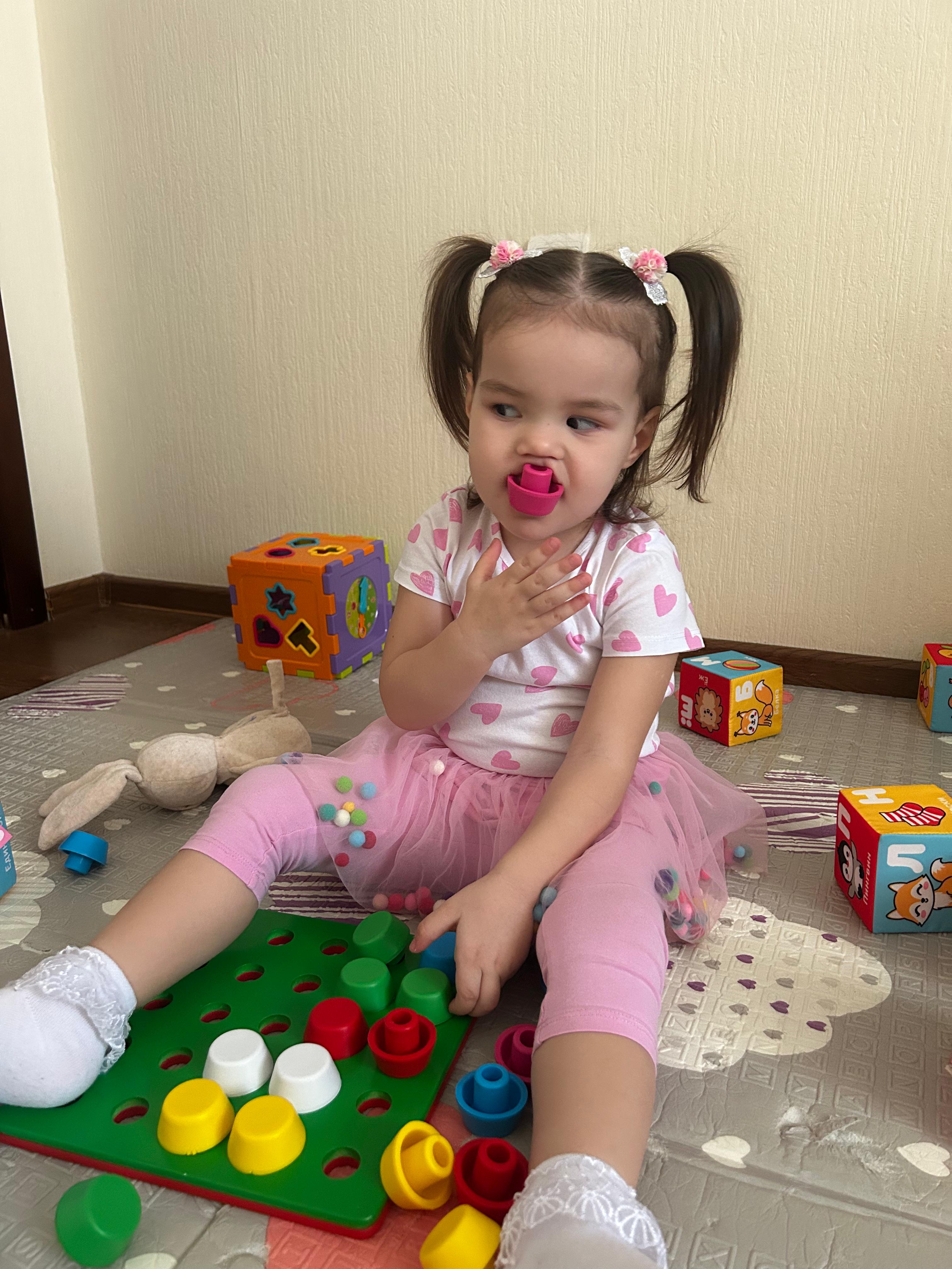 Девочка использует деталь как прорезыватель