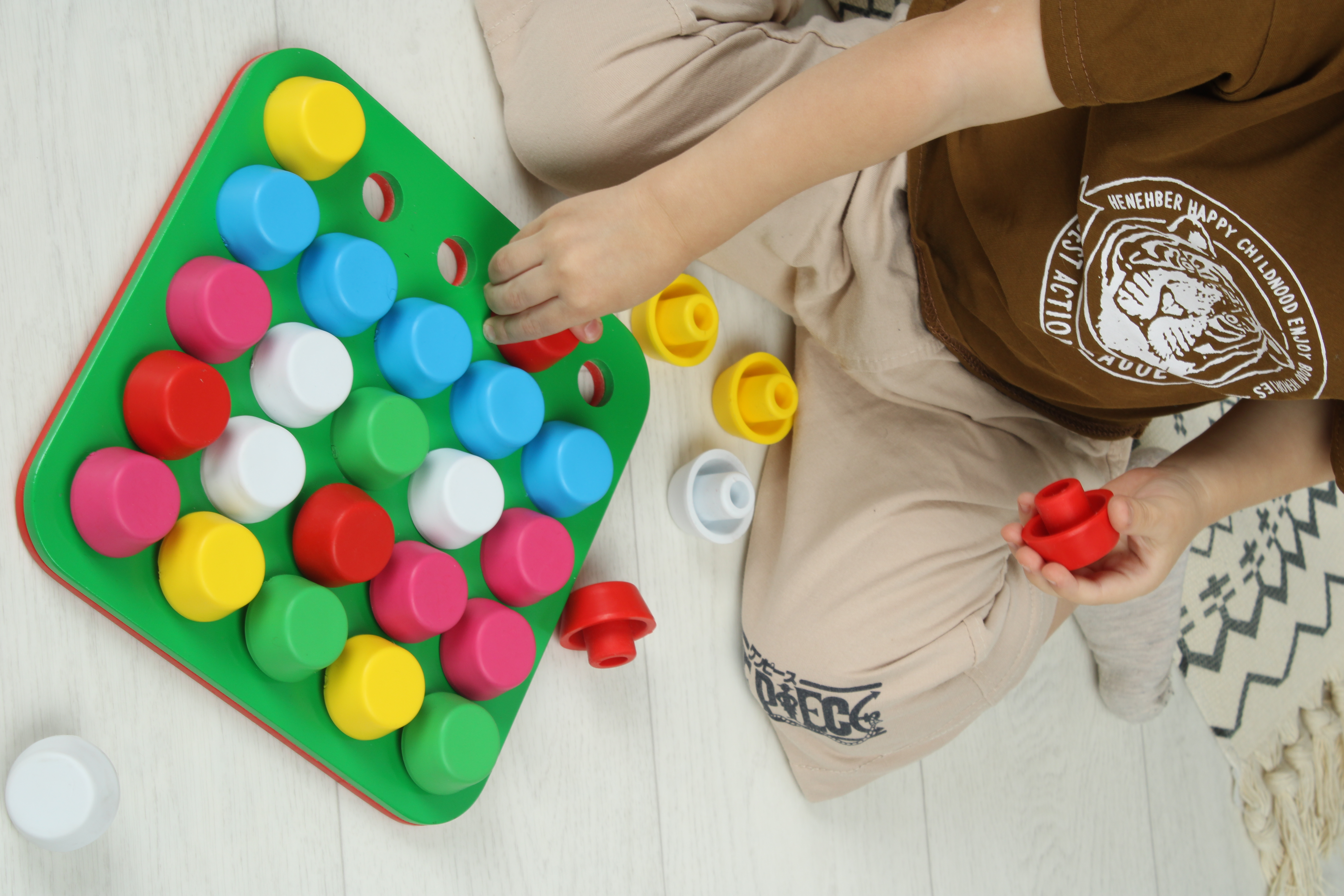 Ребёнок играет с мозаикой RominiK